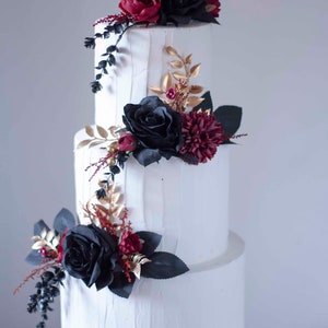 Adorno para tarta de boda negro, decoración floral burdeos oscuro y dorada, adorno para tarta de boda de Halloween, juego de 3 o individual, colores personalizados