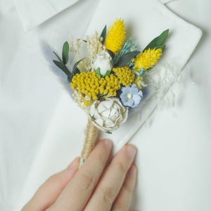 Boutonniere rustico blu serenità e giallo con fiori conservati e di carta per sposi o testimoni, occhiello floreale per balli di fine anno