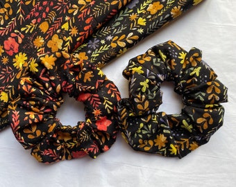 Scrunchies floreali neri / scrunchies floreali, scrunchie pick n mix, capelli floreali, elastico per capelli floreale, scrunchies estivi, scrunchies floreali, flora