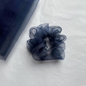Elastico per capelli in organza trasparente Duluxe Navy - Edizione limitata di Manes & Tails