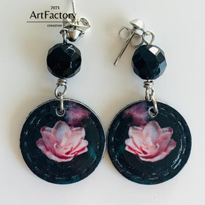 Orecchini di carta, leggerissimi, tema floreale con accessori di colore nero