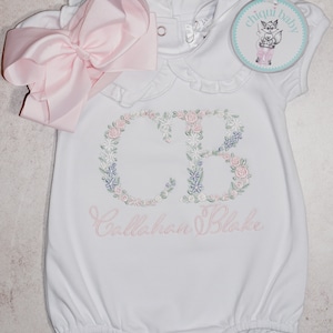 Conjunto de bebé niña para volver a casa, bordado floral de 2 letras, lazo/diadema rosa claro, mono con monograma, algodón Pima, personalizado.
