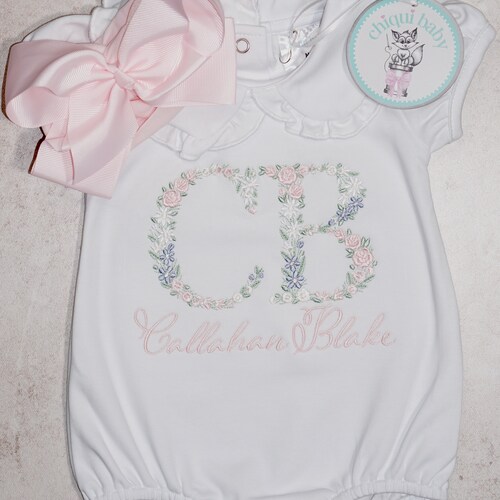 Tenue florale de luxe pour bébé fille pour le retour à la maison, bulle de broderie florale de 2 lettres, noeud/bandeau rose clair, barboteuse à monogramme, personnalisé