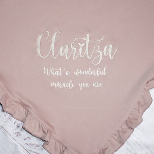 Manta de bebé personalizada en color rosa malva con volantes, tamaño 31 x 29, regalo para baby shower, manta de recuerdo, bordado de algodón pima, Miracle Baby