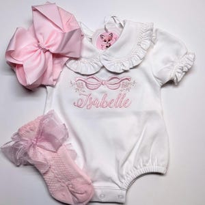 Klassiskt smockat rosettflicka-outfit för hemkomst, blombroderad sparkdräkt med bubblamotiv, ljusrosa rosett/pannband, monogrammärkt sparkdräkt, 100 pimabomull