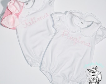 Barboteuse blanche bulle, cadeau personnalisé pour bébé et tout-petit, police de caractères au point main, noeud/bandeau rose clair, barboteuse à monogramme, coton pima