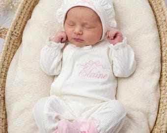 Ubranko dla dziecka na powitanie, kombinezon z bambusowej wiskozy, zamek błyskawiczny, guziki, falbanki, różowe pastele, prezent, baby shower, haft niestandardowy, spersonalizowany
