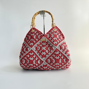 Borsa granny square grande fatta a mano in grigio e rosso, filato di carta, manico in bambù, foderata