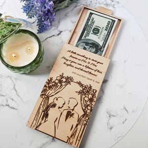 Caja de regalo de boda personalizada, contenedor de dinero de madera con grabado personalizado, receptáculo de madera para fondos nupciales con texto personalizado.