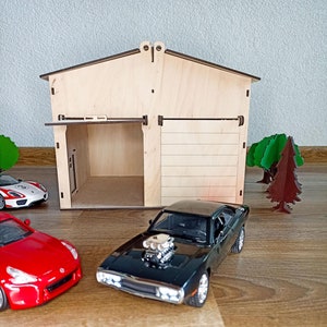 大きな木製ガレージ、1:24 およびそれより小さいスケールの自動車ガレージ、ジュニア自動車プレイハウス、カスタム名、男の子用駐車場、おもちゃの自動車倉庫