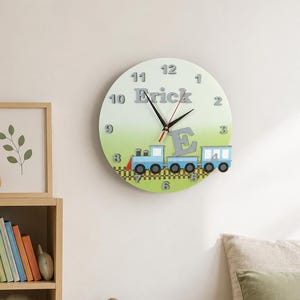 Gepersonaliseerde treinwandklok voor jongens, houten kinderklok aangepaste naam, handgemaakte peuterkamerdecor, verjaardagscadeau jongen, kinderuurwerk