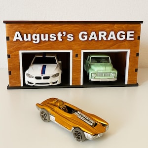 Exhibidor de garaje de madera personalizado para coleccionistas de coches de fundición a presión: almacenamiento y vitrina personalizados para coches a escala 1:64. Regalo para Navidad o el Día del Padre.