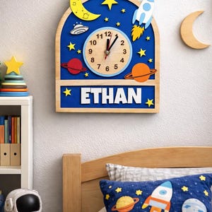 Weltraum-Wanduhr | Name Astronaut Rakete & Planet Dekor | Raum Kinderzimmer Junge Kunst | Lernhilfe der Zeit