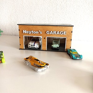 Personalisierte Holzspielzeugauto-Parkgarage, Kleinkind-Jungengeschenk für Weihnachten, Holzspielzeugauto-Service und Autowaschanlage zum Spielen, Autos im Maßstab 1:64