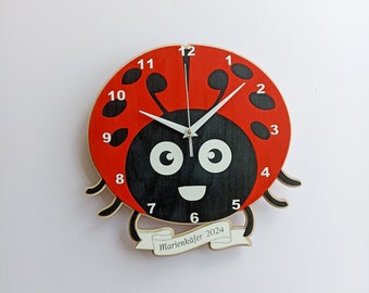 Adorable reloj de pared de madera con forma de mariquita: decoración divertida y funcional para la habitación de tu bebé, decoración original para el aula y la sala de juegos, etiqueta con nombre personalizada.
