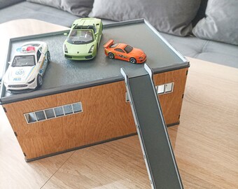 Garaje De Madera De 3 Niveles Con Ascensor, Helipuerto Y Rampa – Incluye 4 Coches Y 1 Helicóptero
