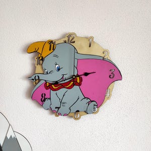 Horloge murale bébé éléphant, décoration de chambre de bébé, personnage de dessin animé populaire, décoration de chambre d'enfant, idée cadeau garçon et fille, horloge en bois