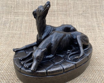 Coppia di levrieri sdraiati, statuetta in bronzo fuso a freddo, regalo per cani, trofeo per cani, monumento commemorativo per cani