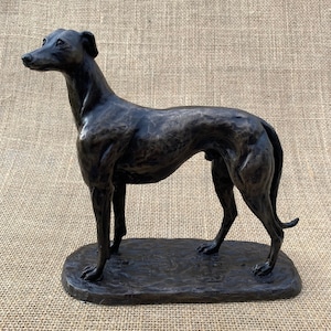 Impresionante escultura de galgo de pie, de resina de bronce fundido en frío, ideal como regalo, trofeo o monumento conmemorativo.