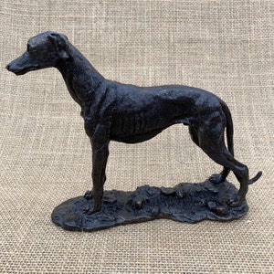 Estatuilla de escultura de perro de pie de galgo, resina de bronce fundido en frío, regalo de perro, trofeo de perro, memorial de perro