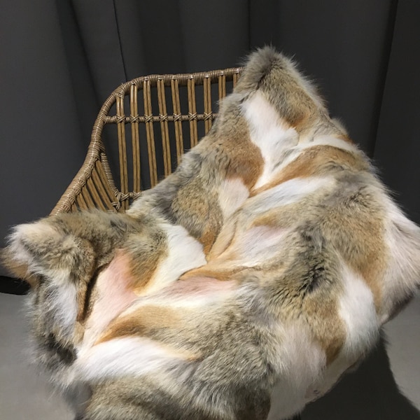 Vraie patte de dos naturelle Couverture / jeté en fourrure de coyote pour votre chambre ou votre salon avec doublure en satin