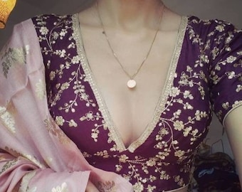 Lila sidensariblus: V-ringad armbågsärm, anpassningsbar