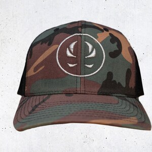 Logo Snapback, camo deer hunting hat, old school deer hunting hat, bow hunter, archery hunting, deer embroidery hat, deer hat with rope