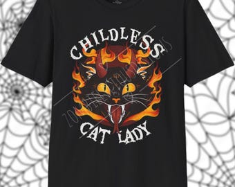 Può includere: Maglietta nera con una grafica di un gatto nero con corna e fiamme, il testo "Childless Cat Lady" è sotto il gatto.