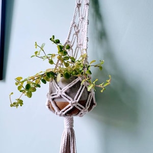 Macrame hanging pot basket, White Macrame Pot hanger, Handmade pot hanger basket, Hanging basket for plants.