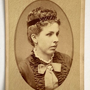 1800 Victoriano CDV Oval Cartón Mujer Trenza Updo Estilo de Cabello Warren OH Antiguo