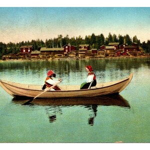 c1930 Filles dans une chaloupe sur une rivière à Floda Lerum Suède Carte postale