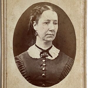 c1870 Antique CDV Dark Haired Old Woman Vignette Portrait Carte De Visite Photo