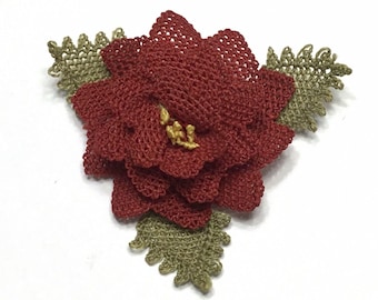 Mini colgante de encaje de aguja hecho a mano con rosa roja de 2”
