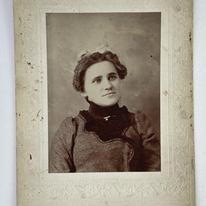 c1870 Cabinet Carte Photo Jeune Femme Yeux Clairs Velours Col Haut Massie Lire