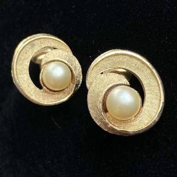 Vintage Coro Faux Pearl Gold Tone Swirl Clip On S… - image 4