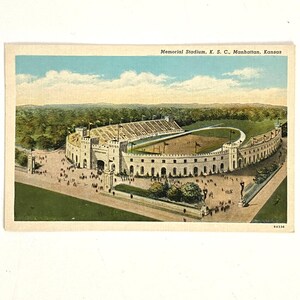 Curteich C.T. c1923 Gedenk-Stadium Manhattan Kansas State College Leinen-Postkarte Curteich C.T. Amerikanische Kunst 94336