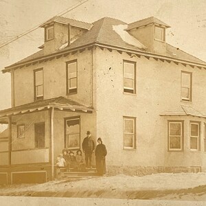 RPPC c1920 Haus Familie von 6 Schneemäntel 1Cent Washington Briefmarke geteilt Postkarte