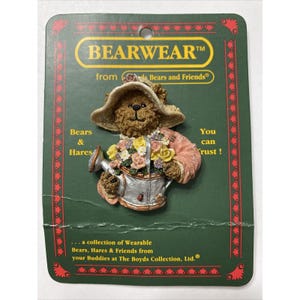 c2004 Boyds Bears and Friends Bearwear Eleanor arrosoir avec fleurs épingle retiré sur carte originale