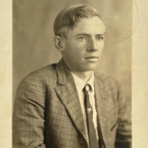 RPPC 1913 Carte postale portrait jeune homme yeux clairs tailleur cravate ARTURA
