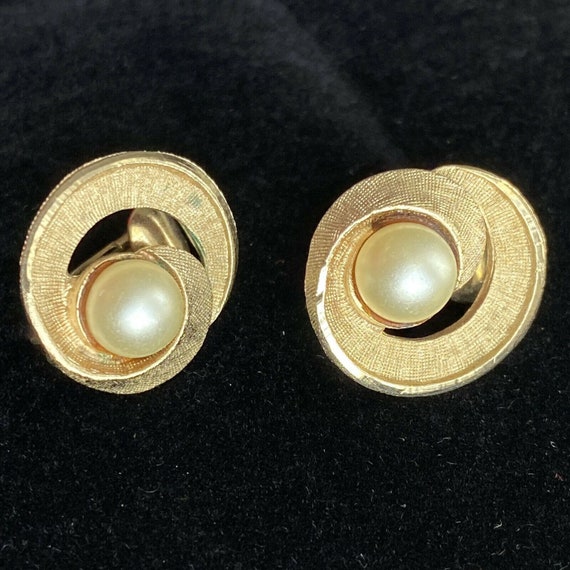 Vintage Coro Faux Pearl Gold Tone Swirl Clip On S… - image 2