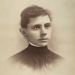 C1880 Photo du Cabinet Jeune femme Blouse plissée Appliqué Howes Turners Falls MA