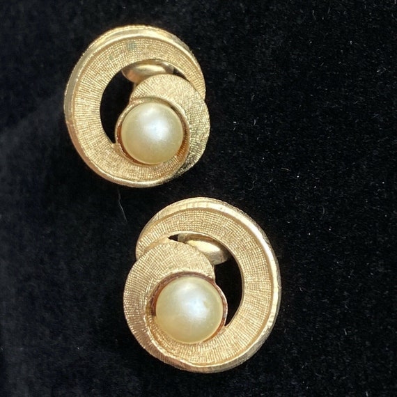 Vintage Coro Faux Pearl Gold Tone Swirl Clip On S… - image 3