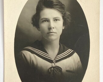 Postal con foto real de RPPC de 1900, retrato de mujer joven, cuello de barco náutico, AZO