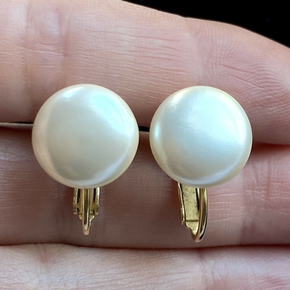 Classic White Coin Pearl Earrings Gold Tone Adjus… - image 1