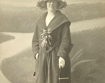 RPPC c1920 若い女性のオーバーコートのスタジオポートレート ARTURA 分割アンティークポストカード