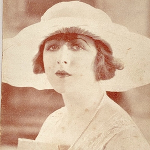Attrice Catherine McDonald degli anni '20 nel film Infidel Cartolina con retro diviso
