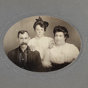 c1900 Kabinett Karte Foto Zwei Frauen Mann Großen Buschigen Schnurrbart Oval Portrait