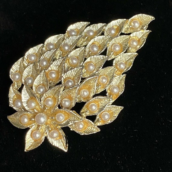  Oversized Vintage Corsage Imitation Pearl Brooch (Antique  Gold): Brooches And Pins: Clothing, Shoes & Jewelry