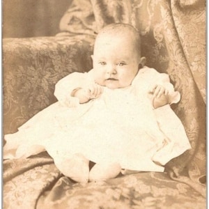 c1910 RPPC Annonce de naissance de bébé aux yeux clairs Divisé Retour Real Photo Carte postale
