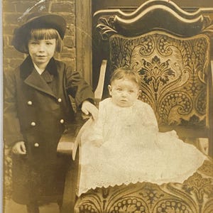 RPPC c1910 女の子と赤ちゃんの洗礼用ガウン ジェルシルバー CyKo 分割背面ポストカード